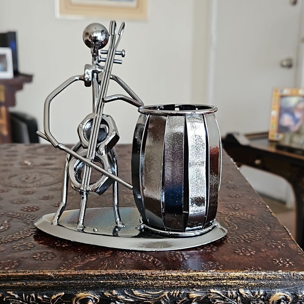 NWOT Metal desktop pen and pencil holder